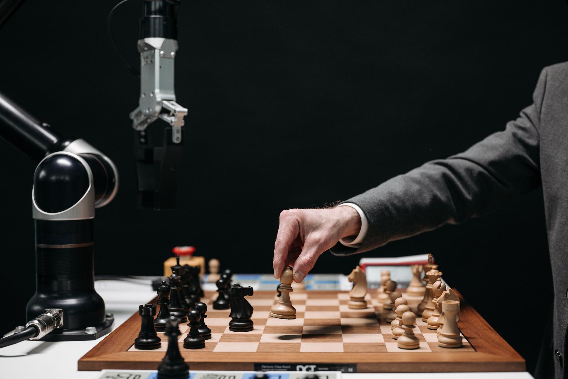 Photo by Pavel Danilyuk：https://www.pexels.com/photo/a-person-playing-chess-8438944/